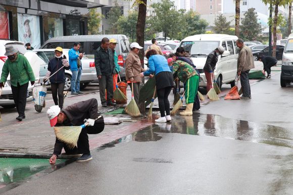 大同市11條主干道便道磚清洗“美容”